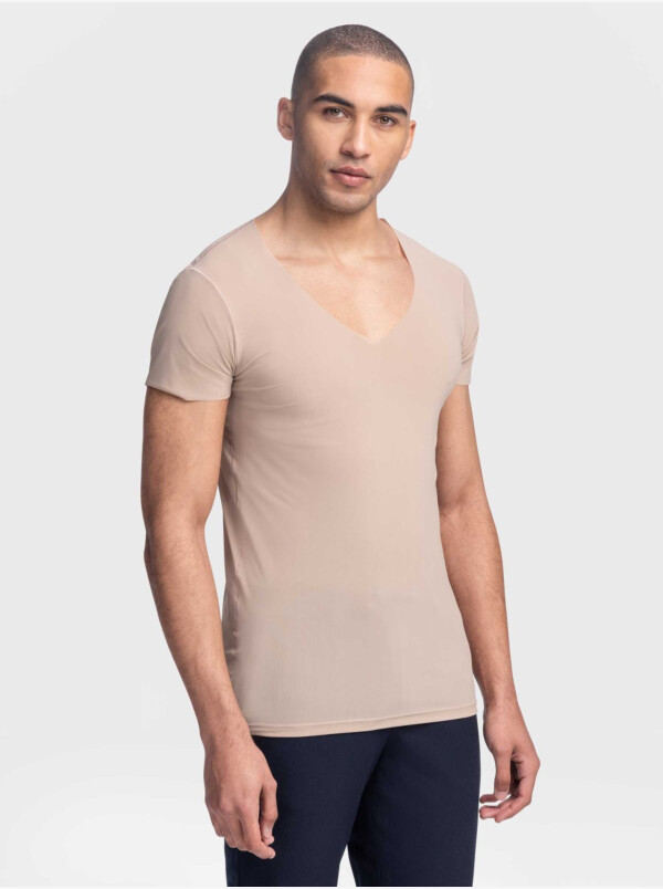Ultra Light and invisible long men's T-shirt Hanoi, with medium v-neck and a slim fit by Girav. Keeps you fresh and cool!